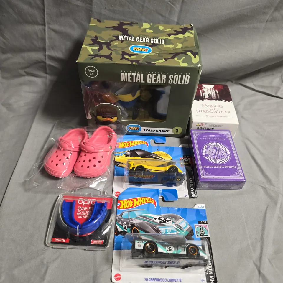 TOTE OF APPROXIMATELY 10 ASSORTED TOYS AND GAMES TO INCLUDE HOT WHEELS, CARD GAMES AND MOUTH GUARDS