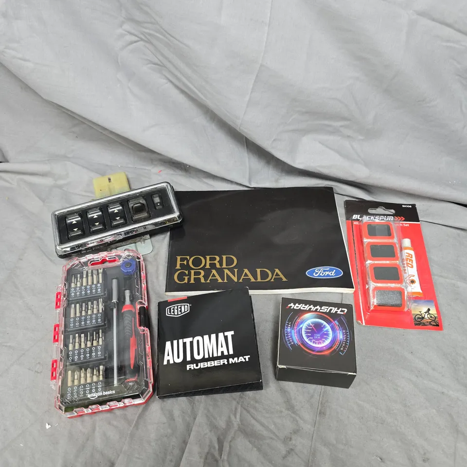 APPROXIMATELY 15 ASSORTED VEHICLE PARTS/ACCESSORIES TO INCLUDE FORD GRANADA OWNERS MANUAL, TOOL KIT, SWITCH PANEL ETC