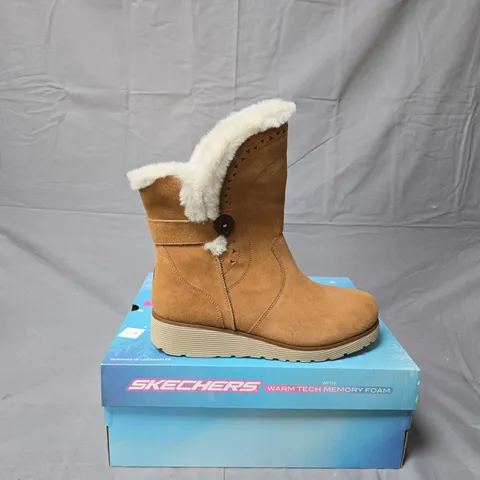 SKECHERS WOMEN'S TAN SUEDE BOOT WITH FAUX FUR TRIM (UK 6) – WARM TECH MEMORY FOAM