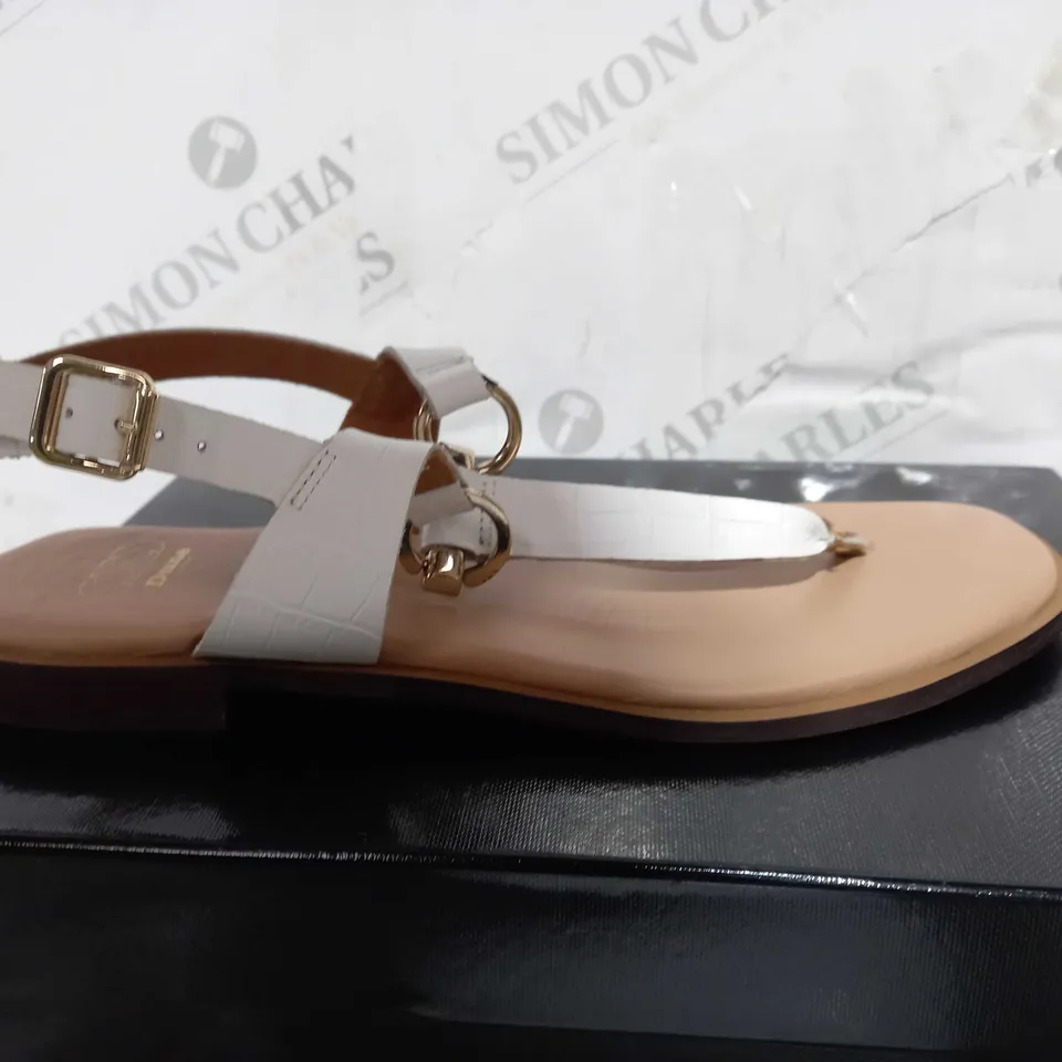 BRAND NEW DUNE LIMBA WHITE CROC PRINT LEATHER SNAFFLE TRIM TOE SANDALS - SIZE 7