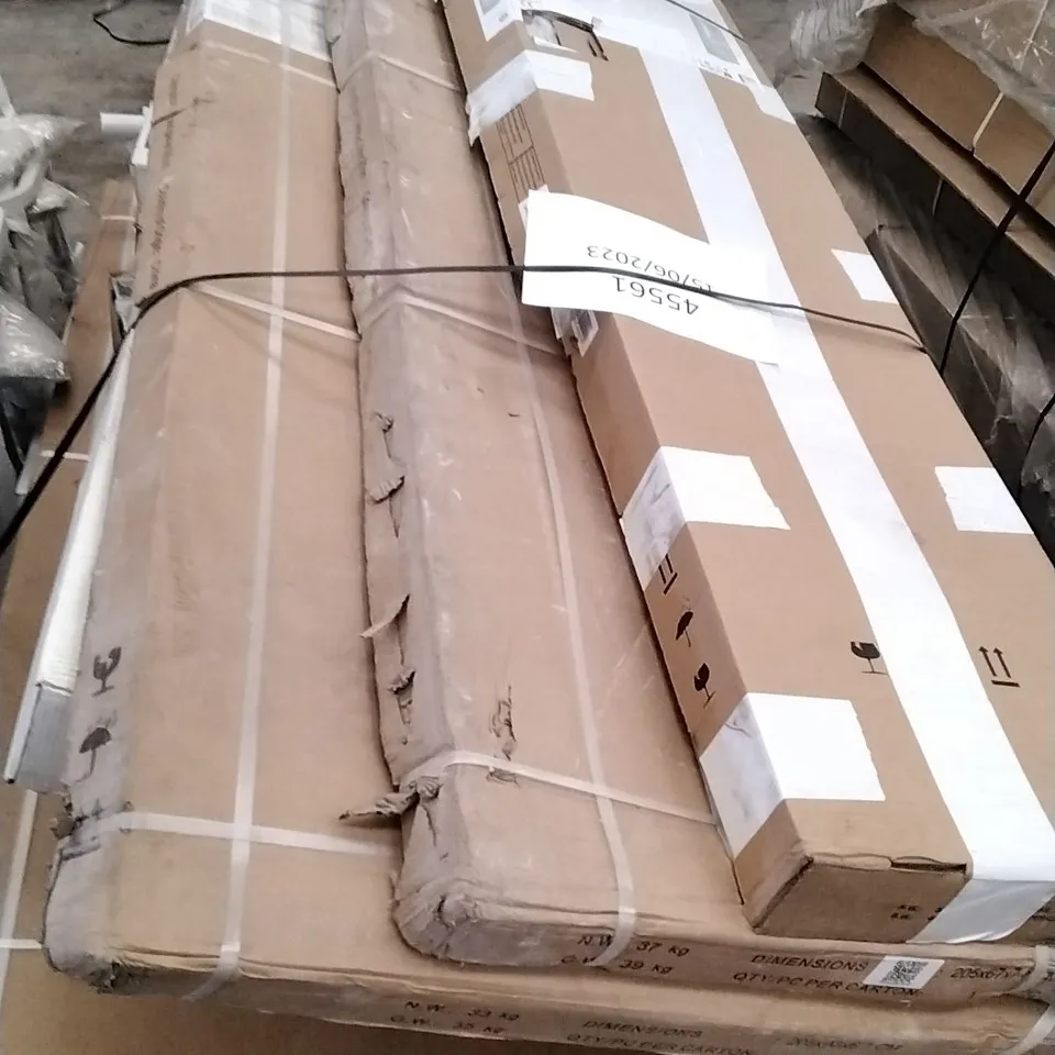 PALLET OF ASSORTED BATHROOM PARTS INCLUDING CORNER ENTRY, SHOES PANELS, SINK BASINS 