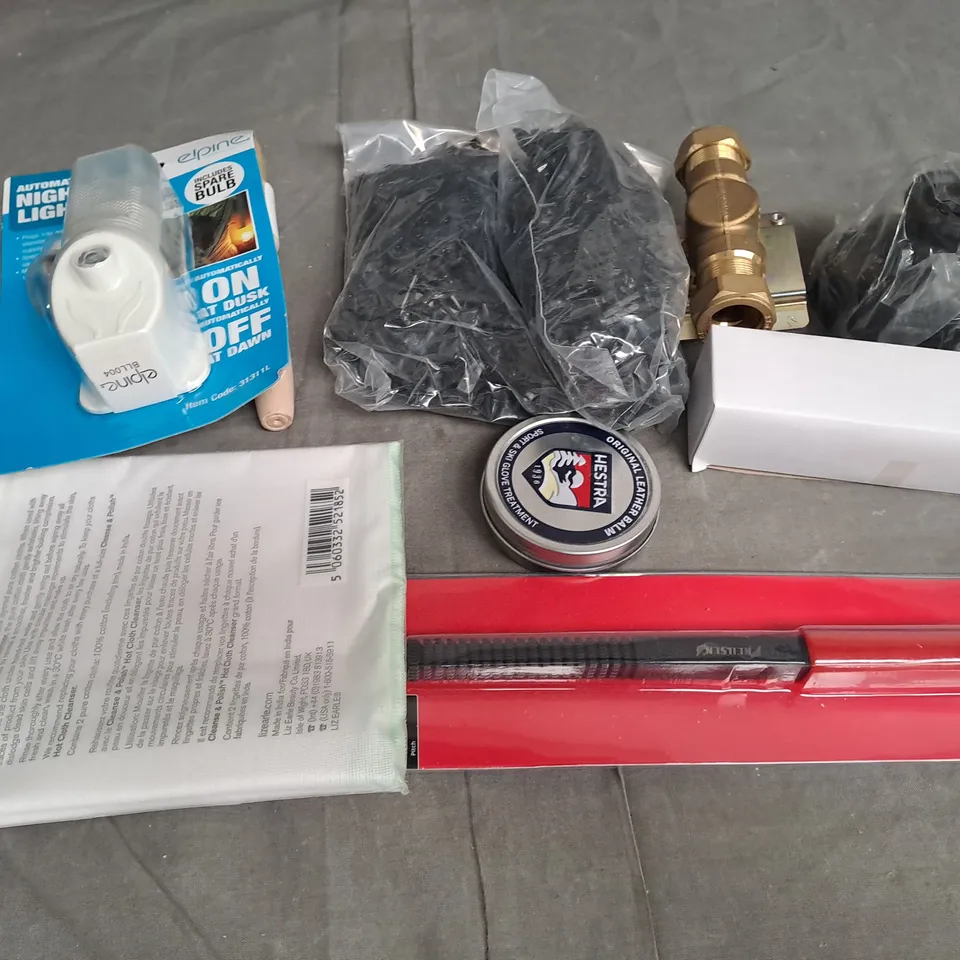 APPROXIMATELY 20 ASSORTED HOUSEHOLD ITEMS TOO INCLUDE LIZ EARLE CLOTS , NIGHT LIGHT , RESTORING FILE , ETC 