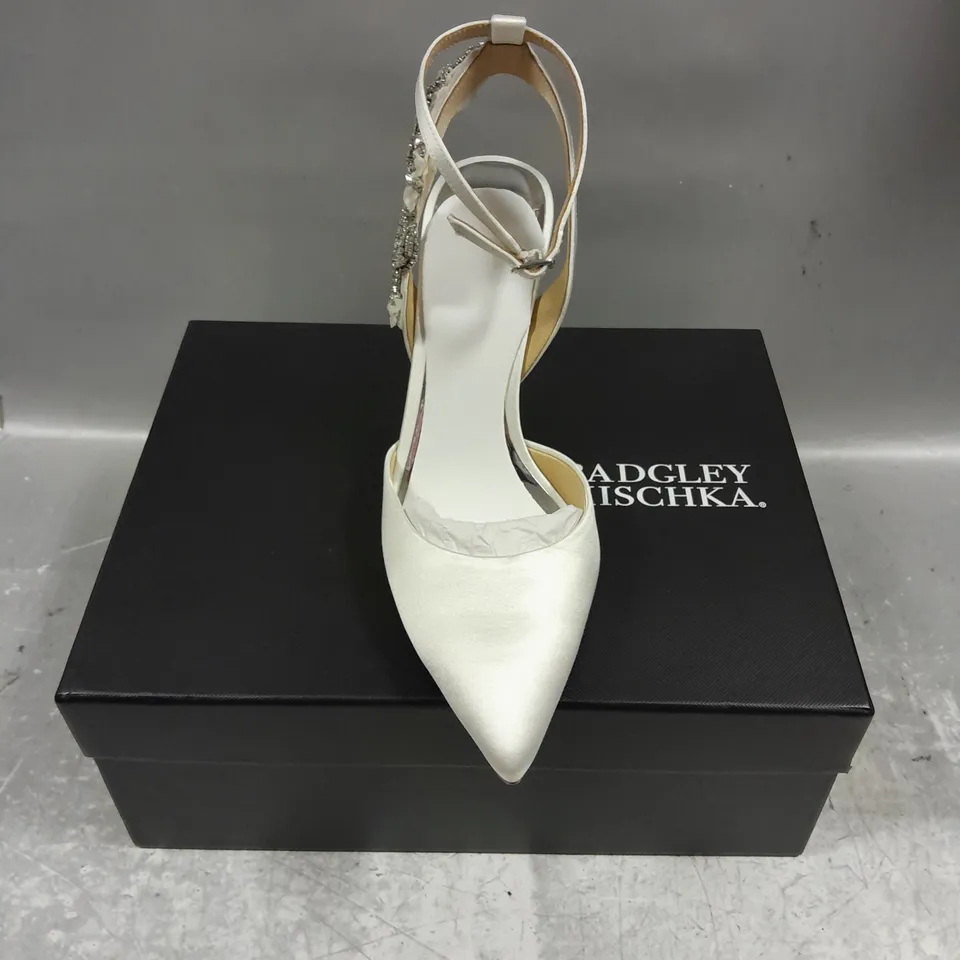 BOXED PAIR OF BADGLEY MISCHKA EMBELLISHED HEELS IN WHITE SIZE 9.5