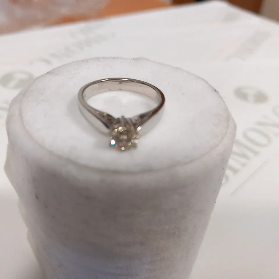DESIGNER PLATINUM SOLITAIRE RING SET WITH A DIAMOND WEIGHING +0.50CT