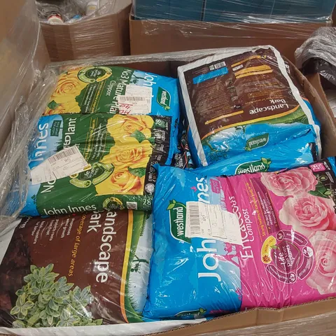 PALLET OF ASSORTED GARDEN PRODUCTS INCLUDING: COMPOST, LANDSCAPE BARK ECT