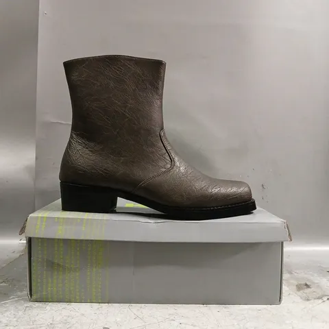 BOXED PAIR OF KOI THE CAVALRY MEN'S HEELED COWBOY BOOTS IN MOCHA FADE SIZE UK 11