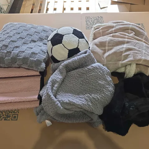 BOX OF APPROXIMATELY 10 ASSORTED BEDDING AND SOFT FURNISHING ITEMS TO INCLUDE - THROW BLANKETS - PLUSH BALL - THROW PILLOWS ETC.