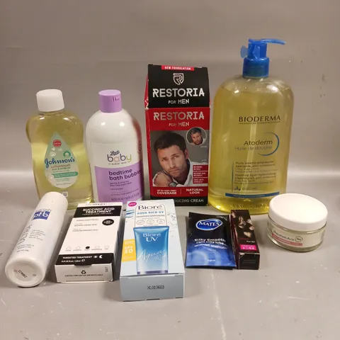 APPROXIMATELY 20 ASSORTED HEALTH & BEAUTY PRODUCTS TO INCLUDE BIORE MOISTURISER, BABY BEDTIME BATH BUBBLES, RESTORIA FOR MEN ETC