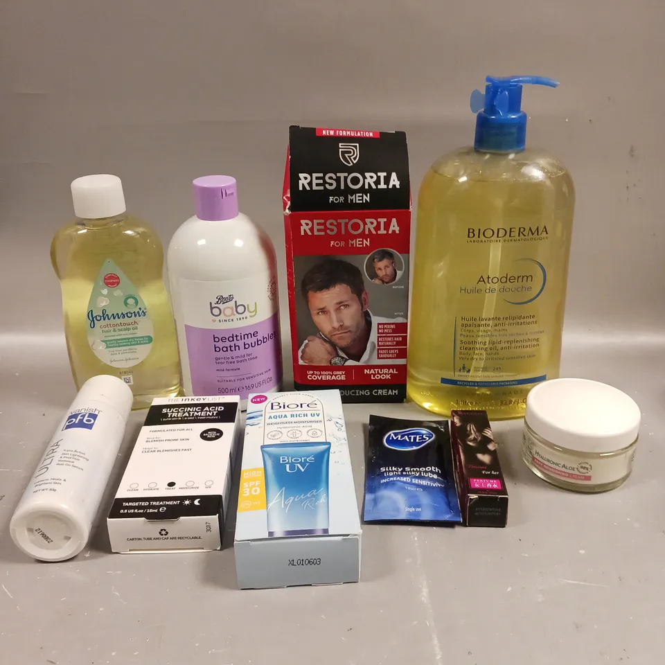 APPROXIMATELY 20 ASSORTED HEALTH & BEAUTY PRODUCTS TO INCLUDE BIORE MOISTURISER, BABY BEDTIME BATH BUBBLES, RESTORIA FOR MEN ETC 