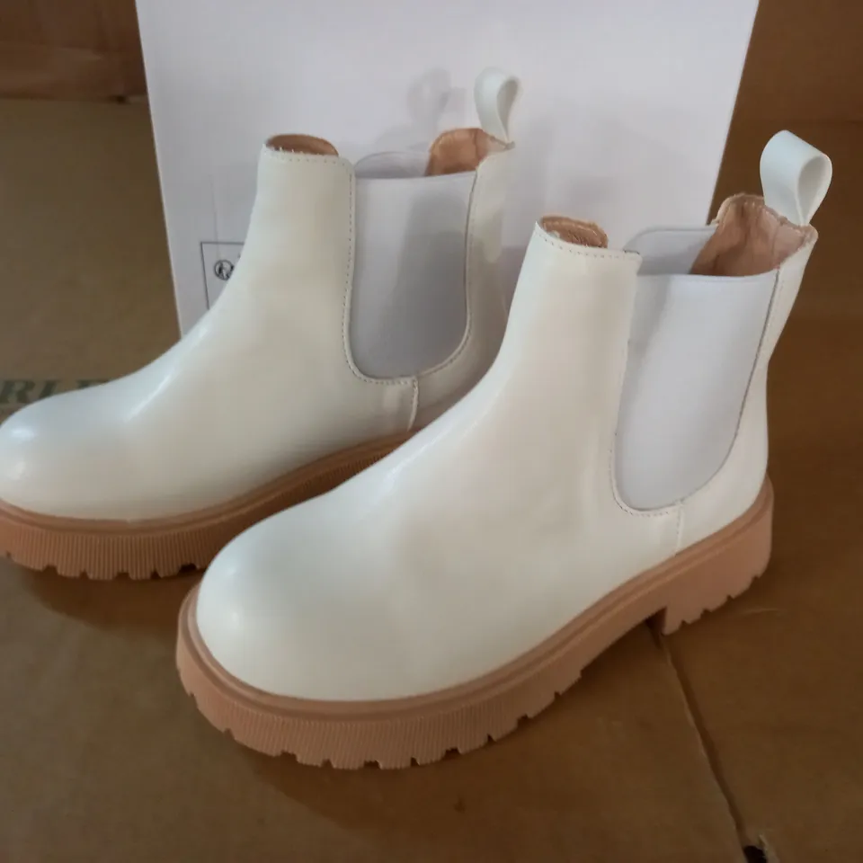 PAIR OF WHITE PU BOOTS - EUR 32