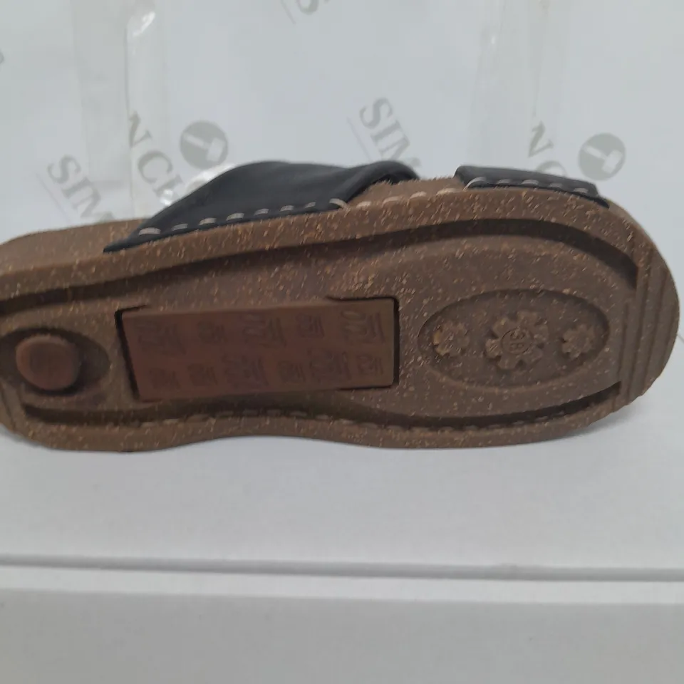 SHIVER LEATHER STRAP SANDAL SIZE 5 - BOXED 