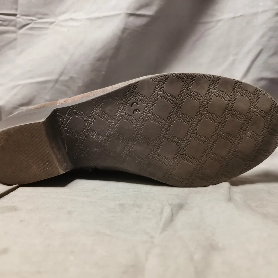 BOXED PAIR OF VIONIC LOW BLOCK HEEL SIDE-ZIP SHOES IN GREY UK SIZE 6