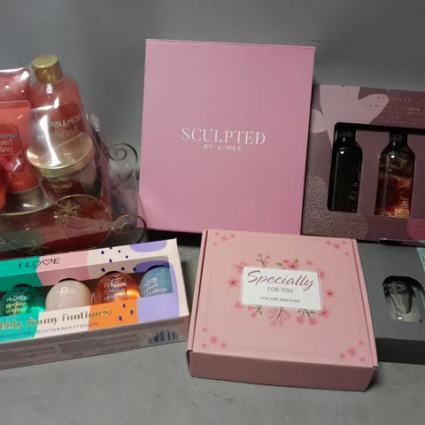 APPROX 10 ASSORTED GIFT SETS TO INCLUDE WANDERFLOWER, DISCOVER, LYNX, ETC 