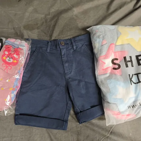 BOX OF APPROXIMATELY 20 ASSORTED KID'S CLOTHING AND FASHION ITEMS IN VARIOUS STYLES, SIZES, AND COLOURS, ETC - COLLECTION ONLY