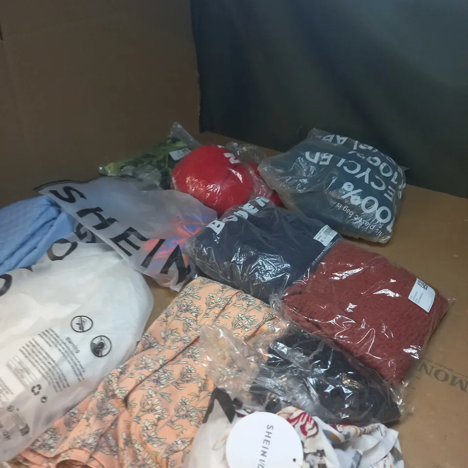 LOT OF APPROX 20 ASSORTED CLOTHING ITEMS TO INCLUDE JUMPERS, SOCKS AND T-SHIRTS