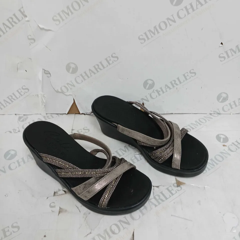 UNBOXED PAIR OF SKETCHERS CLASSY WAY WEDGE PEWTER SIZE 4