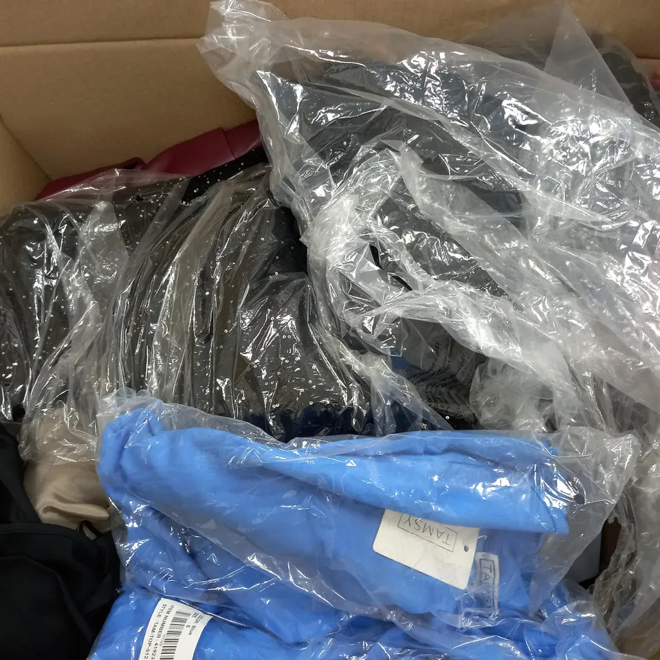 LOT OF APPROX 20 ASSORTED CLOTHING ITEMS AND ACCESSORIES TO INCLUDE; T-SHIRTS, JUMPERS ETC