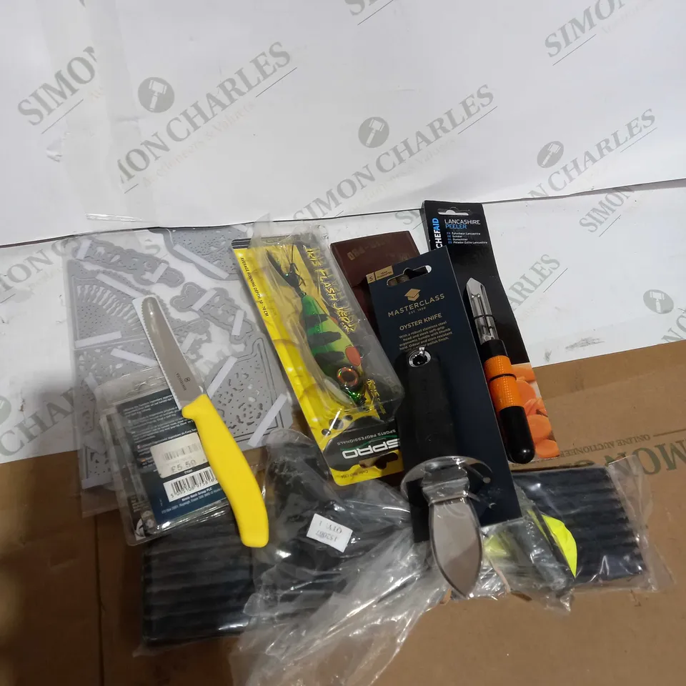 BOX OF ASSORTED HOUSEHOLD ITEMS TOO INCLUDE TOOLS AND MUGS 