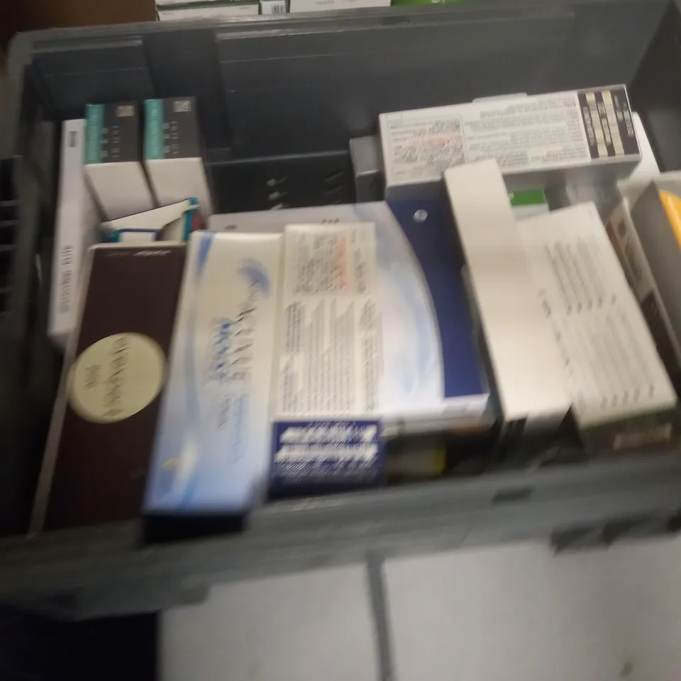 LOT OF ASSORTED EYE CARE ITEMS TO INCLUDE EVERCLEAR, SPECSAVERS AND ACUVUE