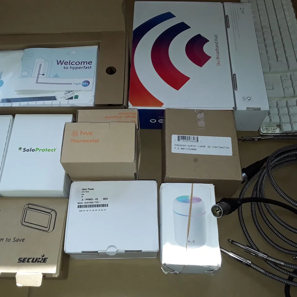 LOT OF 10 ASSORTED TECH ITEMS TO INCLUDE HIVE THERMOSTAT, SKY HUB AND SOLO PROTECT
