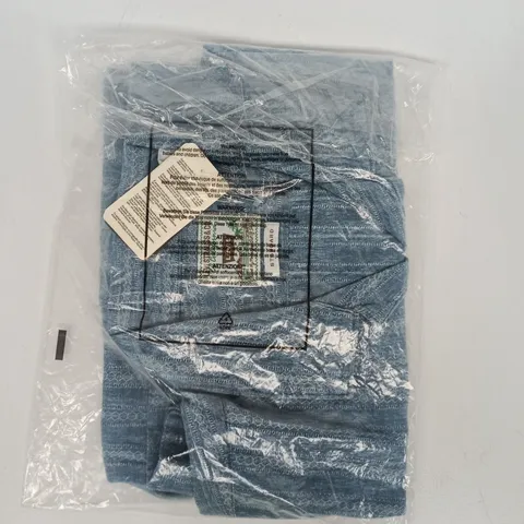 BAGGED LEVIS STANDARD SHIRT IN BLUE SIZE MEDIUM