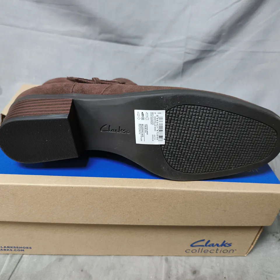 BOXED PAIR OF CLARKS BROWN SUEDE ANKLE BOOTS – SIZE 7