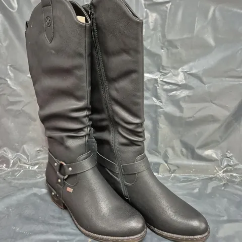 BOXED PAIR OF RIEKER TEX KNEE-HIGH BOOTS IN BLACK SIZE 7.5