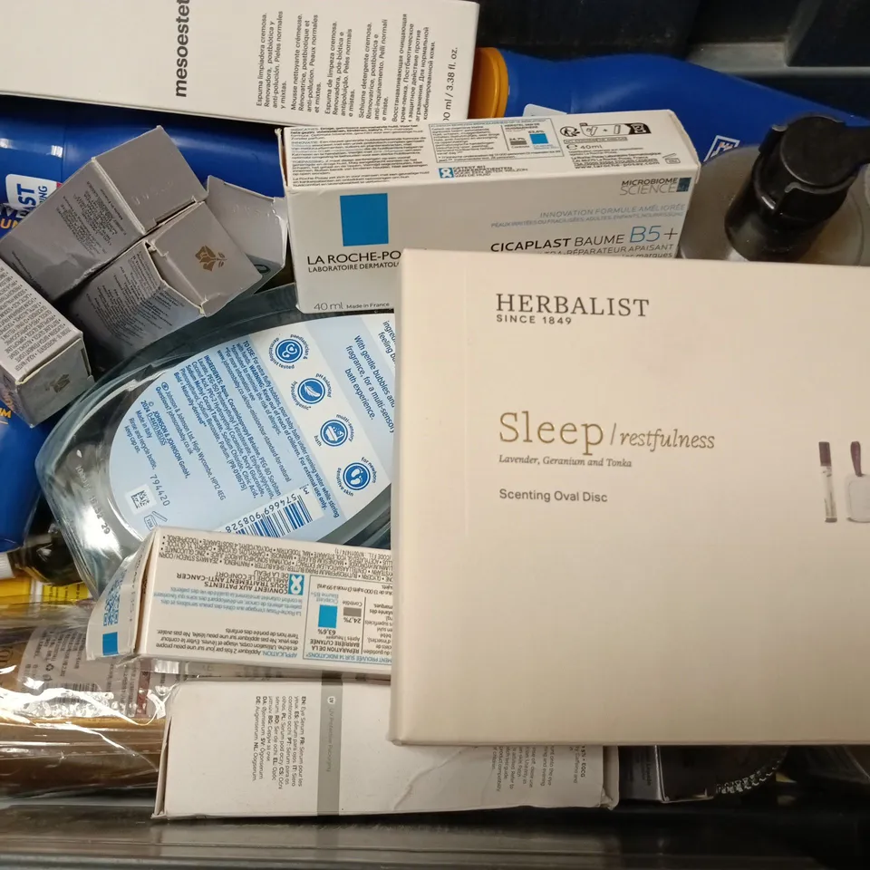 APPROXIMATELY 20 ASSORTED HEALTH & BEAUTY PRODUCTS TO INCLUDE MESOESTETIC BRIGHTENING FOAM, NIVEA SUN CREAM, LA ROCHE-POSAY CICAPLAST BAUME, ETC - COLLECTION ONLY