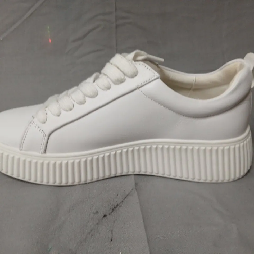 PAIR OF HUSH PUPPIES WHITE CHUNKY SOLED TRAINERS IN WHITE - 39
