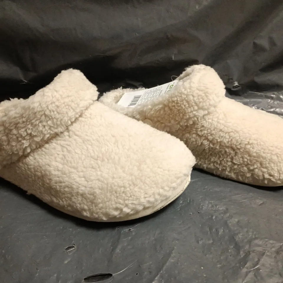 PAIR OF CROCS CLASSIC COZZZY SLIPPERS IN CREAM SIZE UK M5/W6