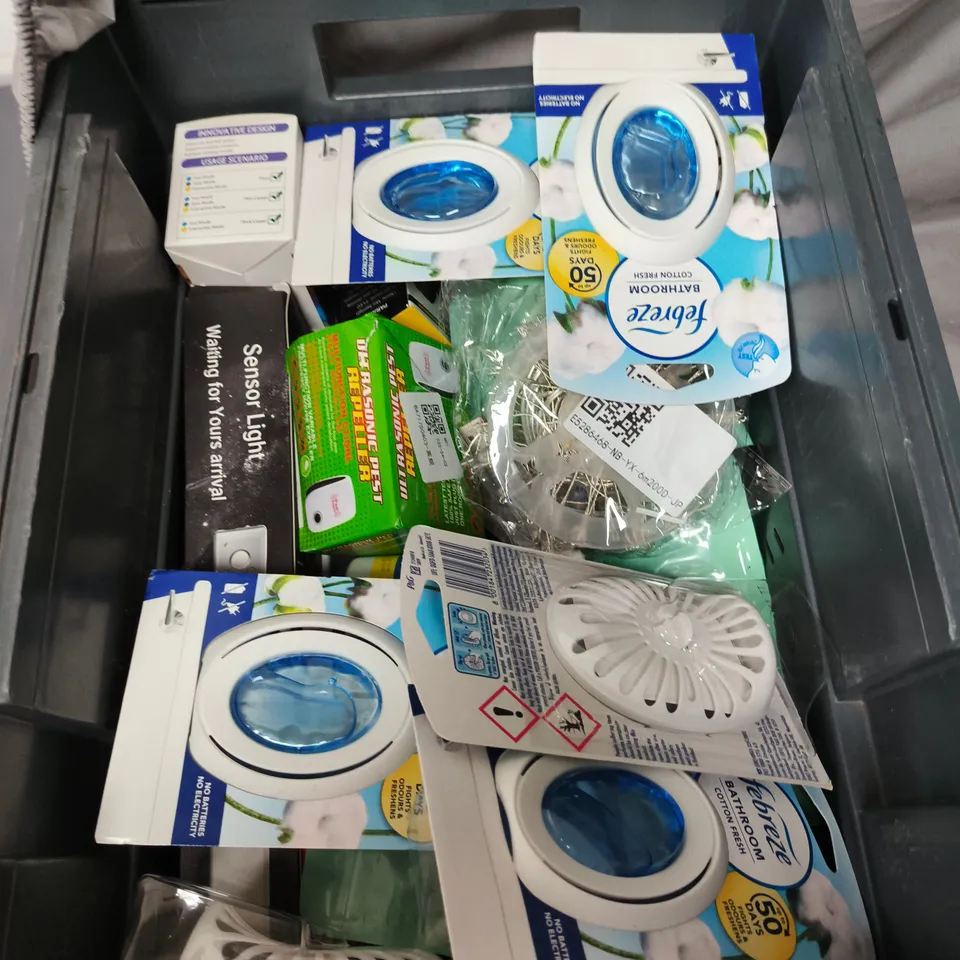 APPROXIMATELY 20 ASSORTED HOUSEHOLD ITEMS TO INCLUDE SNOWFLAKE LIGHTS, FEBREZE BATHROOM FRESHENER AND FURNITURE SALVE