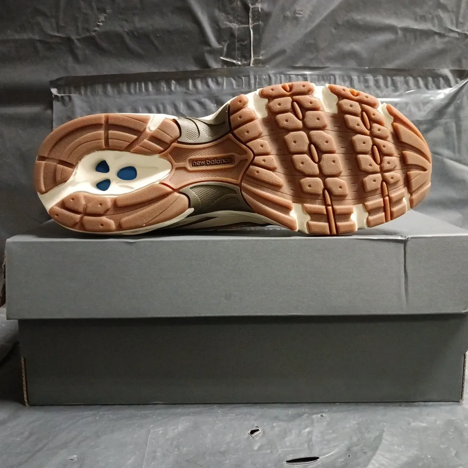 BOXED PAIR OF NEW BALANCE 740 TRAINERS IN CREAM/BROWN SIZE UK 8