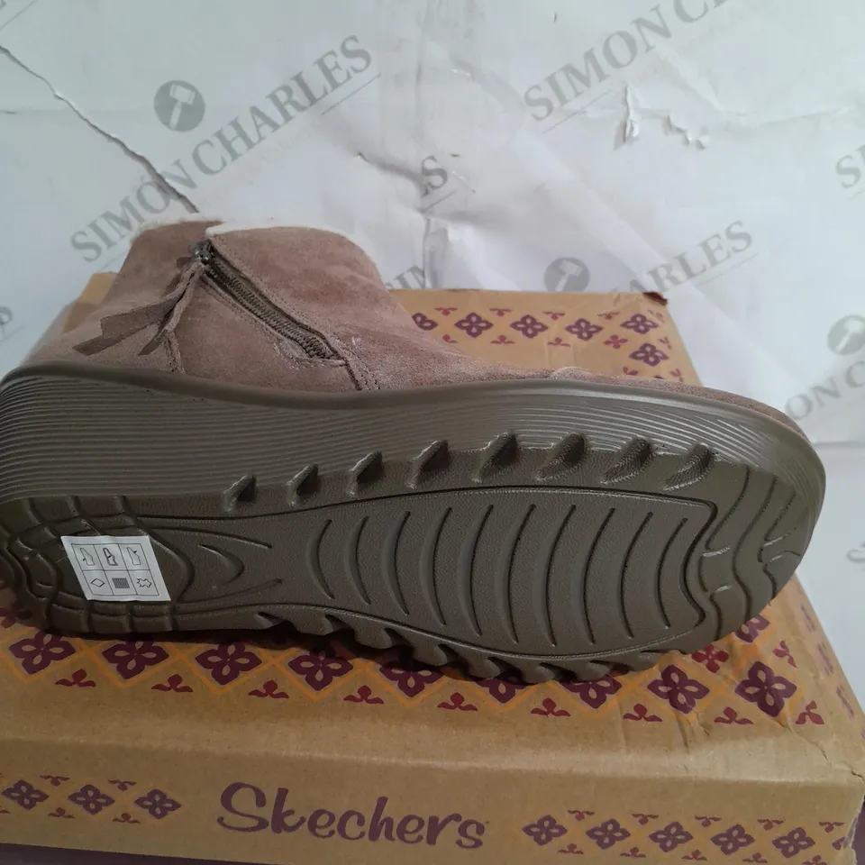 BOXED PAIR OF SKECHERS ANKLE BOOTS IN MUSHROOM UK SIZE 7