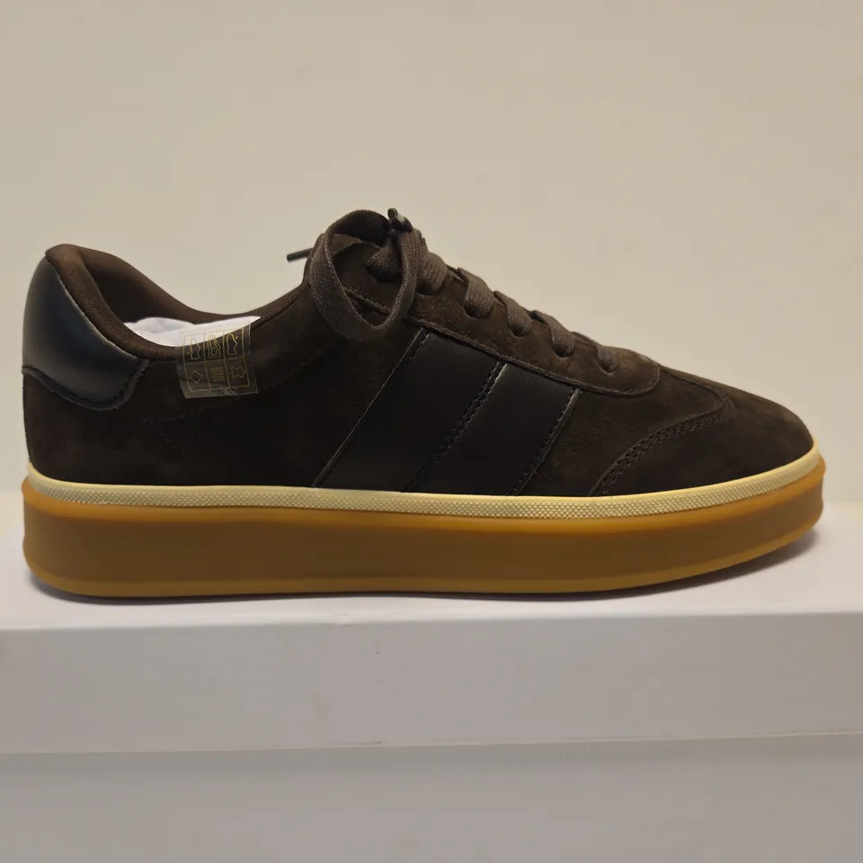 BOXED PAIR OF REISS LIZZIE SUEDE TRAINER – UK SIZE 5