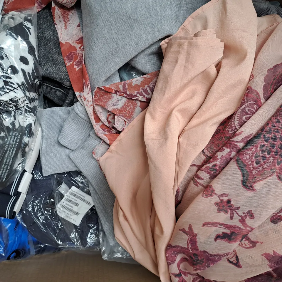 BOX OF APPROXIMATELY 25 ASSORTED CLOTHING ITEMS IN VARIOUS STYLES AND SIZES TO INCLUDE NEXT, FARAH CLASSIC, ETC