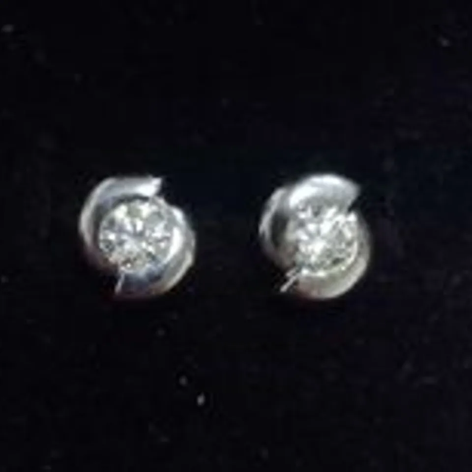 18CT WHITE GOLD STUD EARRINGS SET WITH NATURAL DIAMONDS