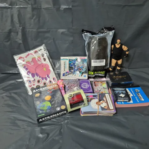 APPROXIMATELY 18 ASSORTED TOYS & GAMES TO INCLUDE WARHAMMER WOLF DICE, SHINGUARDS, BICASTER ARCHERY WEIGHTS, ETC