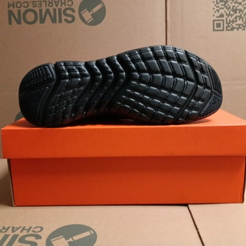 BOXED PAIR OF NIKE FREE TRAINERS IN BLACK SIZE UK 8