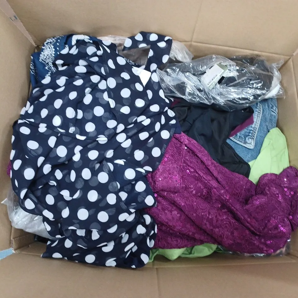 LARGE BOX OF ASSORTED CLOTHING ITEMS TO INCLUDE TOPS, T-SHIRTS, DRESSES, ETC