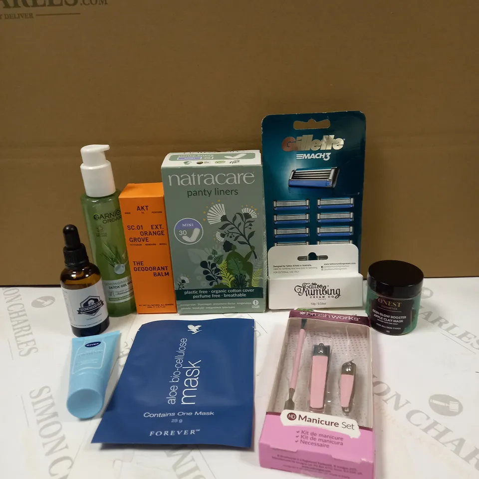 LOT OF APPROXIMATELY 10 ASSORTED COSMETIC ITEMS TO INCLUDE MACH3 BLADES, AKT DEODORANT BALM, TATTOO NUMBING CREAM ETC