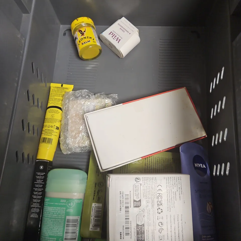 APPROXIMATEY 20 ASSORTED HEALTH AND BEAUTY PRODUCTS TO INCLUDE - SOL DE JANEIRO BRAZILLIAN BUM BUM CREAM - CERA VE RESURFACING RETINOL SERUM - KIKO LIP BALM - ETC