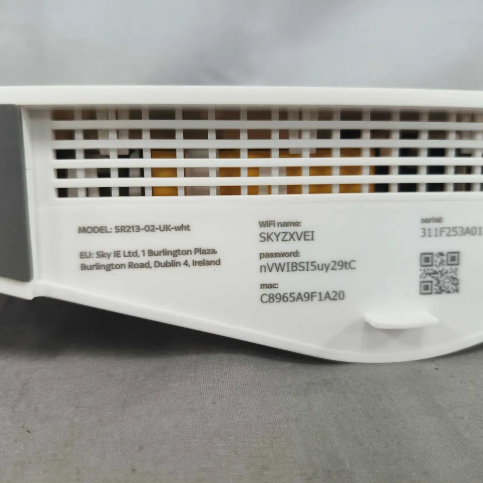 SKY SR213-02-UK-WHT WIRELESS ROUTER (WHITE) – HOME NETWORKING