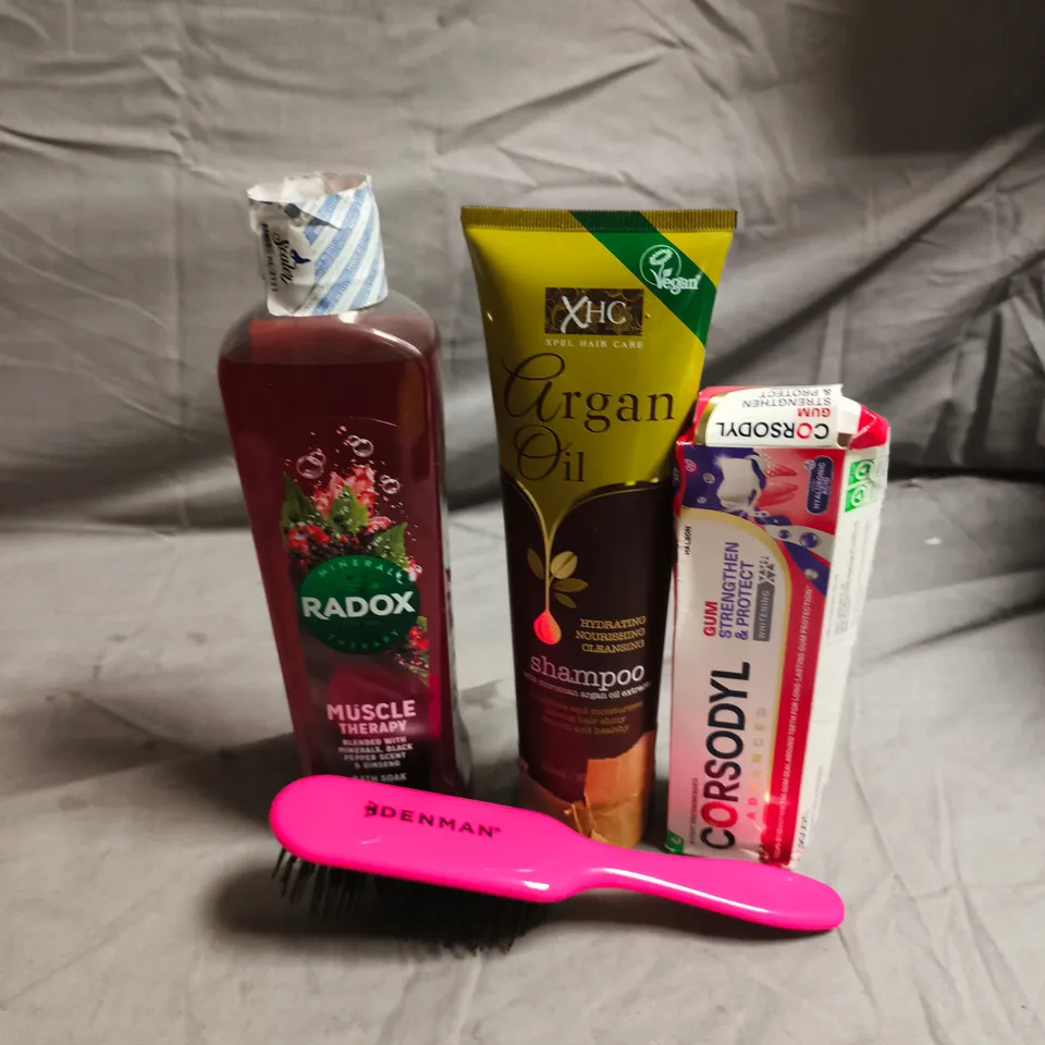 APPROXIMATELY 20 HEALTH AND BEAUTY PRODUCTS TO INCLUDE RADOX BATH SOAK, CORSODYL TOOTHPASTE AND A DENMAN HAIR BRUSH