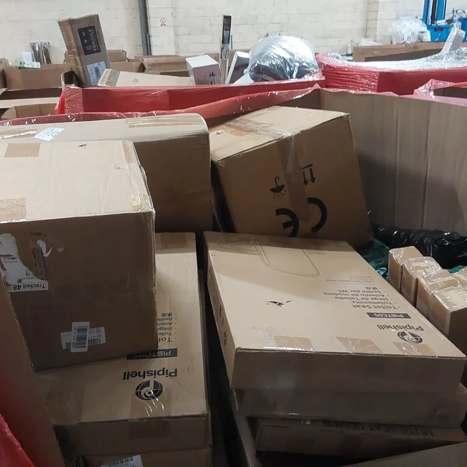 PALLET OF ASSORTED ITEMS INCLUDING: CURTAIN POLE SETS, TOILET SEATS, COOKWARE SET, BLINDS ECT