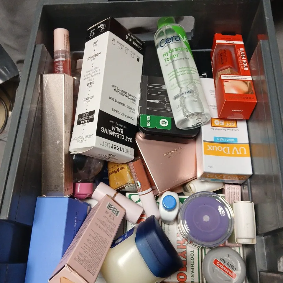APPROXIMATELY 30 ITEMS INCLUDING ASSORTED HEALTH & BEAUTY ITEMS INCL. INKEY LIST OAT CLEANSING BALM, CERAVE HYDRATING TONER, VASELINE JELLY & DR.DENT WHITENING STRIPS.