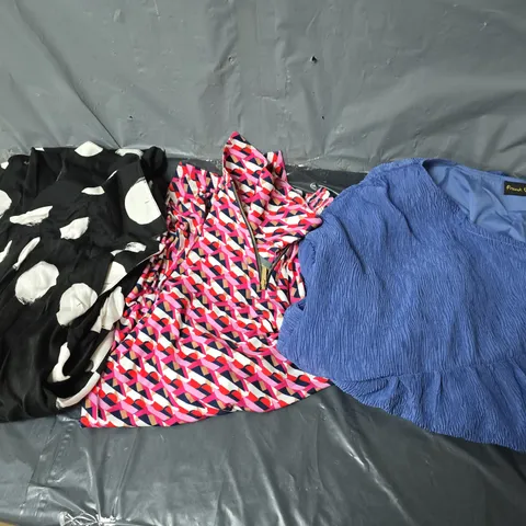 APPROXIMATELY 20 LADIES CLOTHING ITEMS VARIOUS COLOURS, SIZES AND STYLES