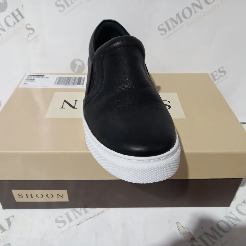 BOXED PAIR OF SHOON EIDOLON TRAINERS IN BLACK SIZE 7