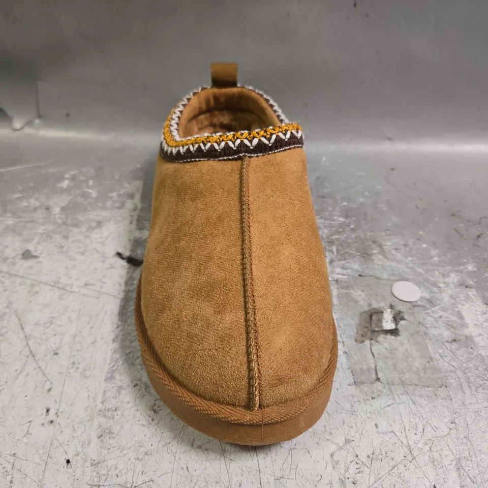 BOXED PAIR OF UNBRANDED SHOES IN TAN SIZE 8