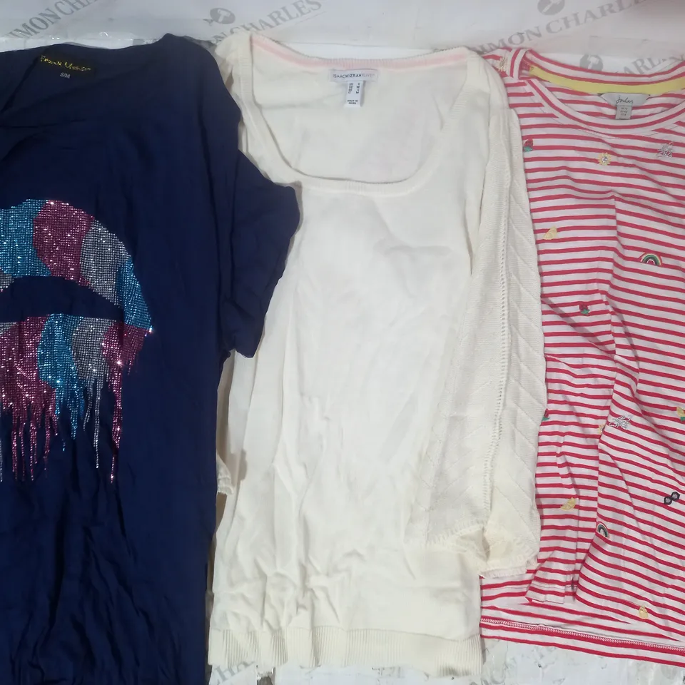 BOX OF APPROXIMATELY 15 ASSORTED CLOTHING AND FASHION ITEMS IN VARIOUS STYLES AND SIZES TO INCLUDE JOULES, ISAACMIZRAHI LIVE, FRANK USHER, ETC
