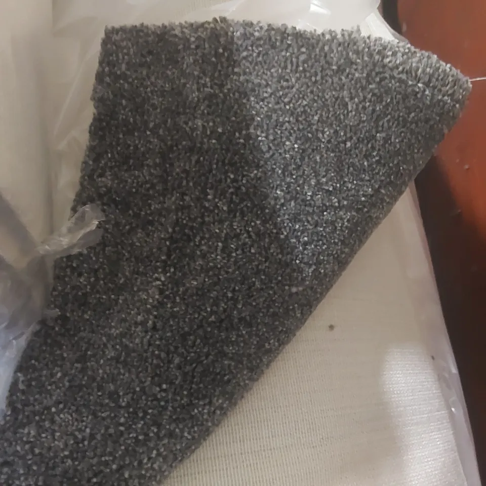 ROLL OF QUALITY SEATTLE CARPET - APPROXIMATELY 25 x 4m